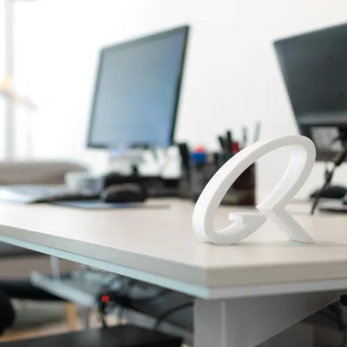 Escritorio de trabajo con Isotipo de GRUPO RAS sobre la mesa
